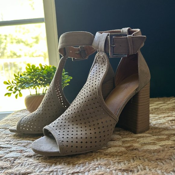 Universal Thread Peep Toe Block Heels - Picture 1 of 5
